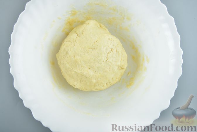 Фото приготовления рецепта: Пирог из песочного теста на сметане, с картошкой и курицей - шаг №6