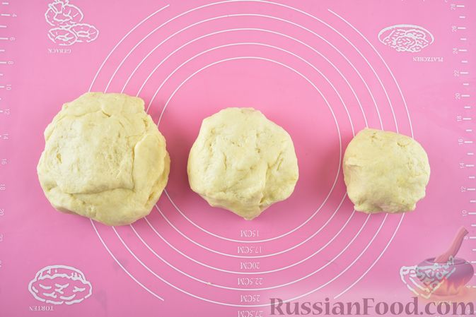Фото приготовления рецепта: Пирог из песочного теста на сметане, с картошкой и курицей - шаг №10
