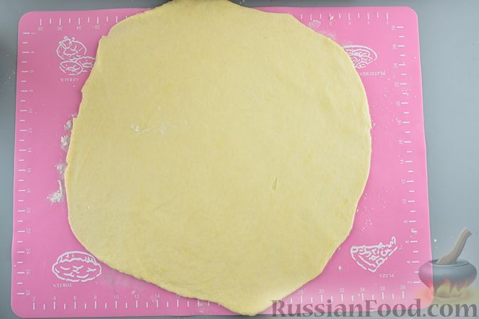 Фото приготовления рецепта: Пирог из песочного теста на сметане, с картошкой и курицей - шаг №11