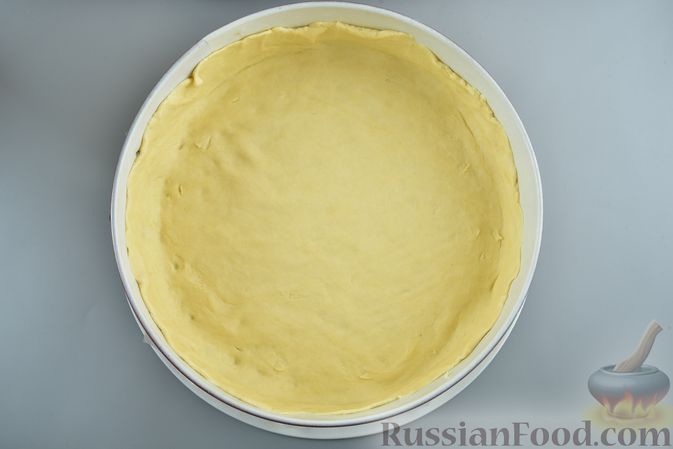 Фото приготовления рецепта: Пирог из песочного теста на сметане, с картошкой и курицей - шаг №12