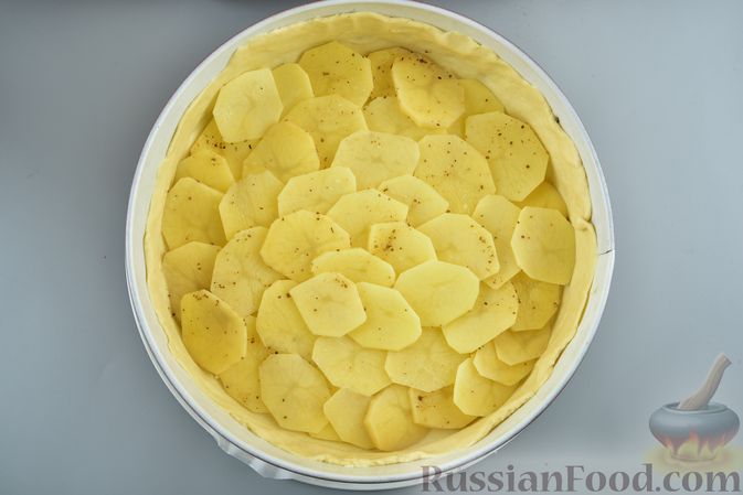 Фото приготовления рецепта: Пирог из песочного теста на сметане, с картошкой и курицей - шаг №14