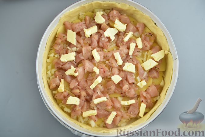 Фото приготовления рецепта: Пирог из песочного теста на сметане, с картошкой и курицей - шаг №17