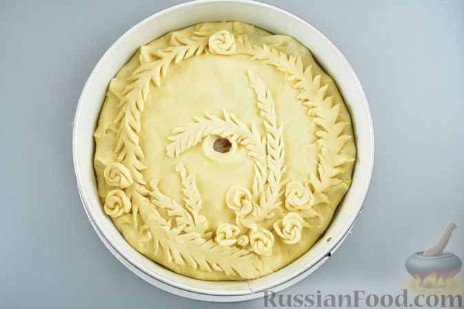 Фото приготовления рецепта: Пирог из песочного теста на сметане, с картошкой и курицей - шаг №20
