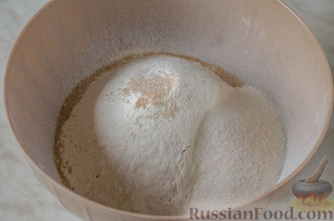 Фото приготовления рецепта: Немецкий масляный пирог (буттеркухен) с миндалём - шаг №4