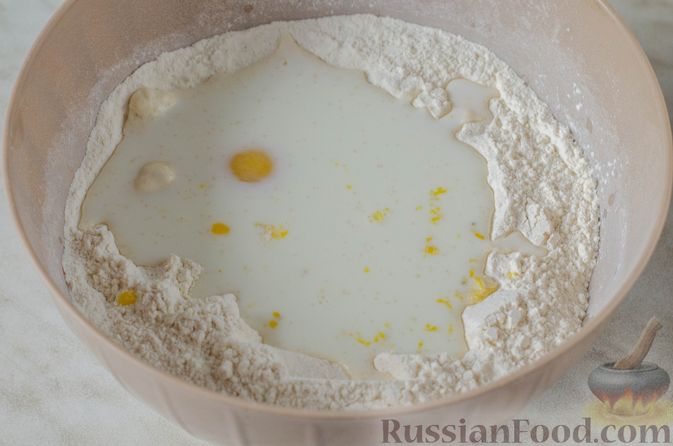 Фото приготовления рецепта: Немецкий масляный пирог (буттеркухен) с миндалём - шаг №8