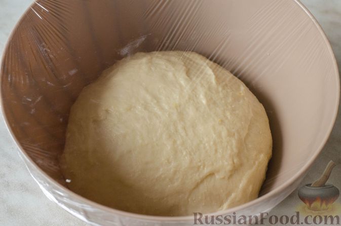 Фото приготовления рецепта: Немецкий масляный пирог (буттеркухен) с миндалём - шаг №12