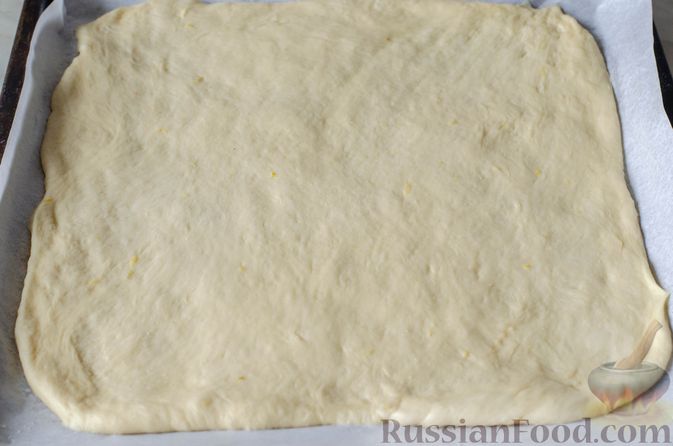 Фото приготовления рецепта: Немецкий масляный пирог (буттеркухен) с миндалём - шаг №18