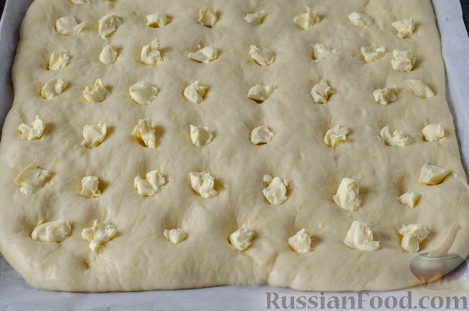 Фото приготовления рецепта: Немецкий масляный пирог (буттеркухен) с миндалём - шаг №22