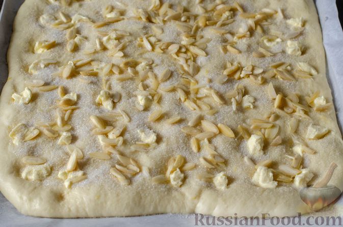 Фото приготовления рецепта: Немецкий масляный пирог (буттеркухен) с миндалём - шаг №24