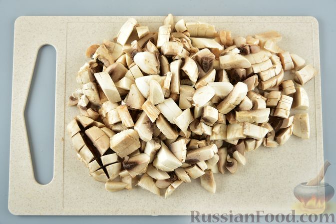 Фото приготовления рецепта: Дрожжевой пирог "Улитка" с куриным фаршем и грибами - шаг №5