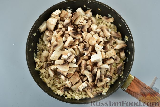 Фото приготовления рецепта: Дрожжевой пирог "Улитка" с куриным фаршем и грибами - шаг №10