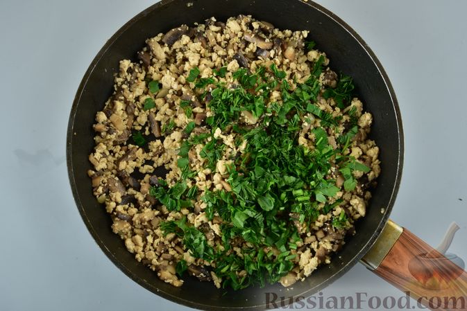 Фото приготовления рецепта: Дрожжевой пирог "Улитка" с куриным фаршем и грибами - шаг №11