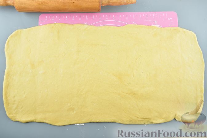 Фото приготовления рецепта: Дрожжевой пирог "Улитка" с куриным фаршем и грибами - шаг №14