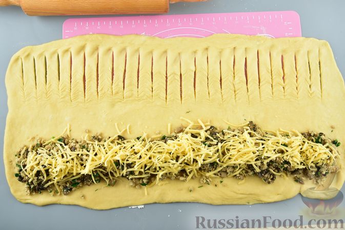 Фото приготовления рецепта: Дрожжевой пирог "Улитка" с куриным фаршем и грибами - шаг №16