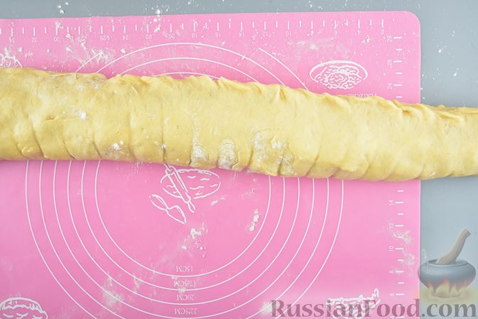 Фото приготовления рецепта: Дрожжевой пирог "Улитка" с куриным фаршем и грибами - шаг №18