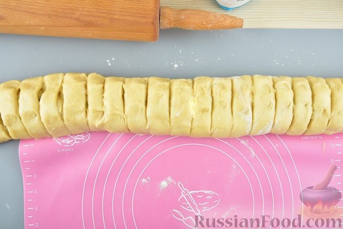 Фото приготовления рецепта: Дрожжевой пирог "Улитка" с куриным фаршем и грибами - шаг №19