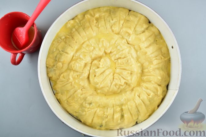 Фото приготовления рецепта: Дрожжевой пирог "Улитка" с куриным фаршем и грибами - шаг №20