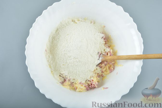 Фото приготовления рецепта: Ленивые "пирожки" на кефире, с сыром и сардельками - шаг №6