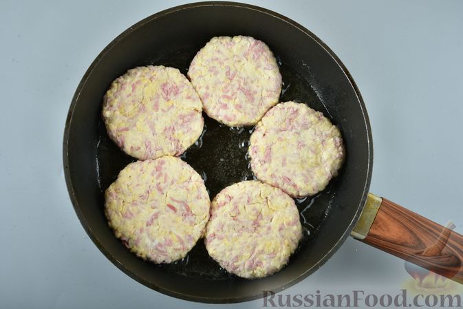 Фото приготовления рецепта: Ленивые "пирожки" на кефире, с сыром и сардельками - шаг №9