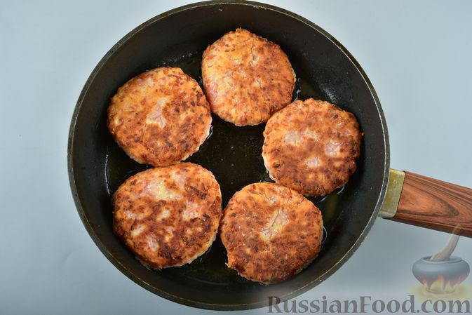 Фото приготовления рецепта: Ленивые "пирожки" на кефире, с сыром и сардельками - шаг №10