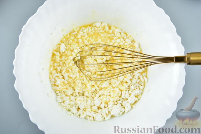 Фото приготовления рецепта: Пирог из творожного песочного теста, с сырной начинкой - шаг №4
