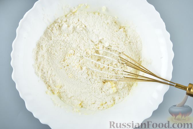 Фото приготовления рецепта: Пирог из творожного песочного теста, с сырной начинкой - шаг №5