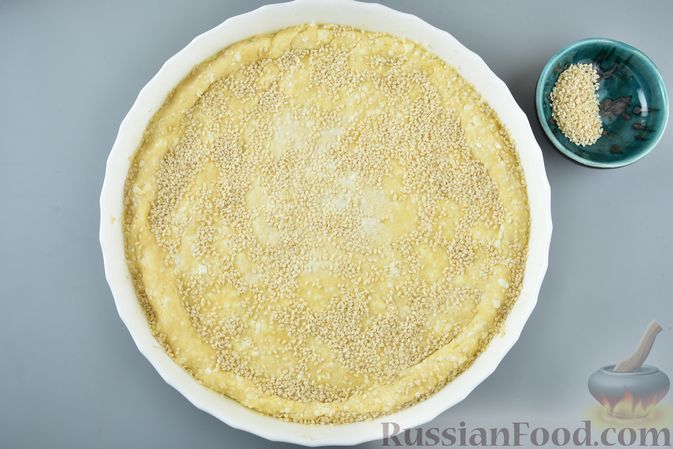 Фото приготовления рецепта: Пирог из творожного песочного теста, с сырной начинкой - шаг №16