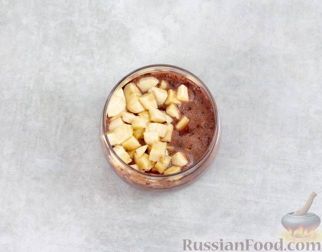 Фото приготовления рецепта: Ленивая овсянка на воде, с какао, мёдом и бананом - шаг №5
