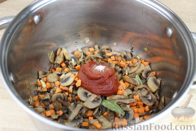 Фото приготовления рецепта: Суп с консервированной фасолью, грибами, беконом и сыром - шаг №9