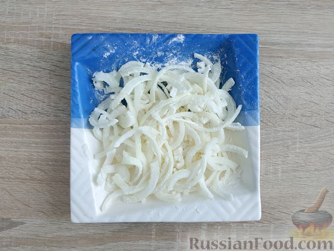 Фото приготовления рецепта: Хот-дог с жареным луком и солёными огурцами (на сковороде) - шаг №3