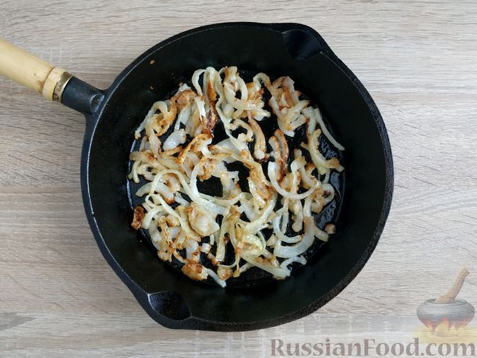 Фото приготовления рецепта: Хот-дог с жареным луком и солёными огурцами (на сковороде) - шаг №4