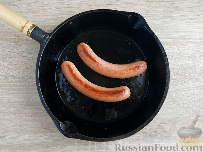 Фото приготовления рецепта: Хот-дог с жареным луком и солёными огурцами (на сковороде) - шаг №5