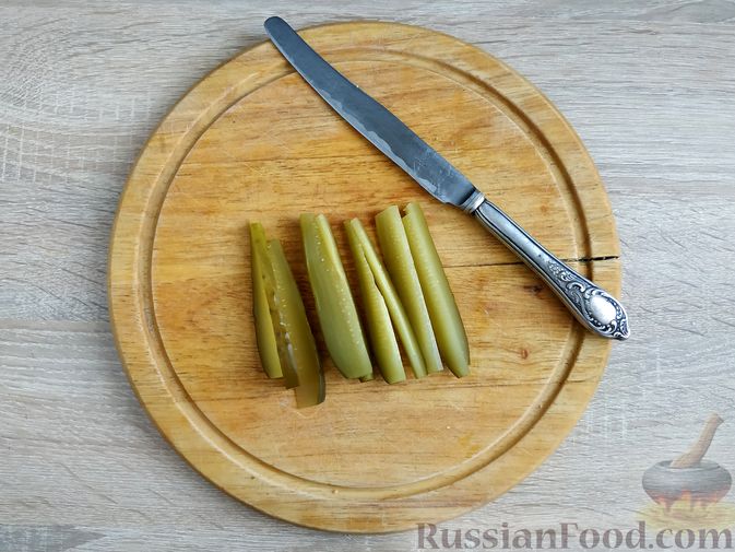 Фото приготовления рецепта: Хот-дог с жареным луком и солёными огурцами (на сковороде) - шаг №6