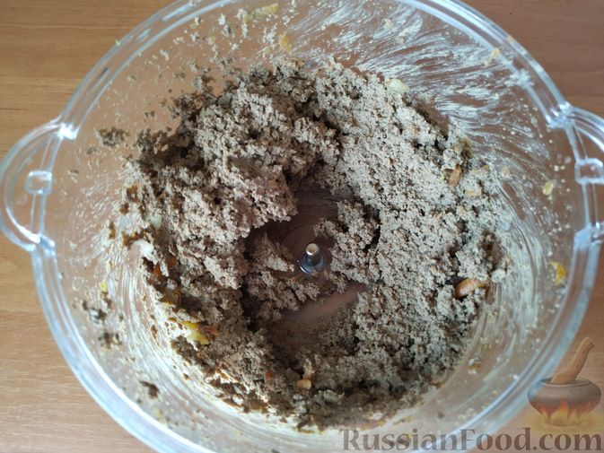 Фото приготовления рецепта: Закрытый пирог из песочного теста с капустной начинкой - шаг №14