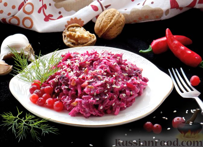 Фото к рецепту: Свекольный салат с изюмом, сыром и грецкими орехами
