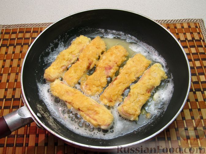 Фото приготовления рецепта: Жареные сосиски в панировке (на сковороде) - шаг №11