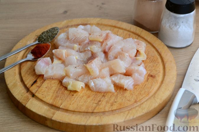 Фото приготовления рецепта: Жаркое из рыбы с картошкой и томатами (в горшочке) - шаг №3