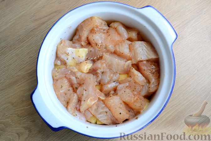 Фото приготовления рецепта: Жаркое из рыбы с картошкой и томатами (в горшочке) - шаг №6