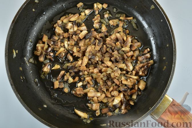 Фото приготовления рецепта: Куриные зразы с грибами - шаг №6