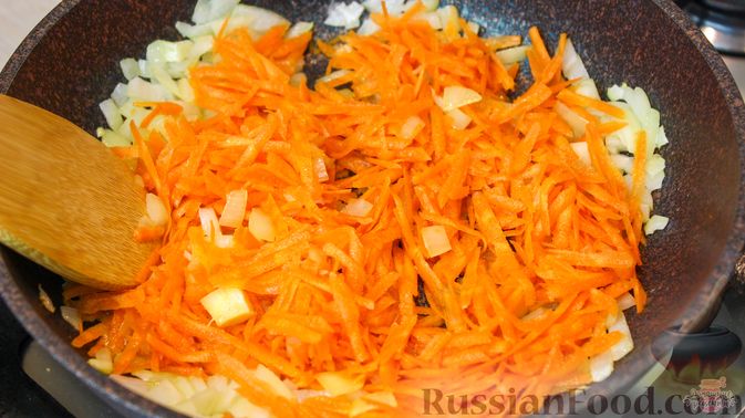 Фото приготовления рецепта: Печёночные оладьи с морковью и хлебом (без муки) - шаг №2