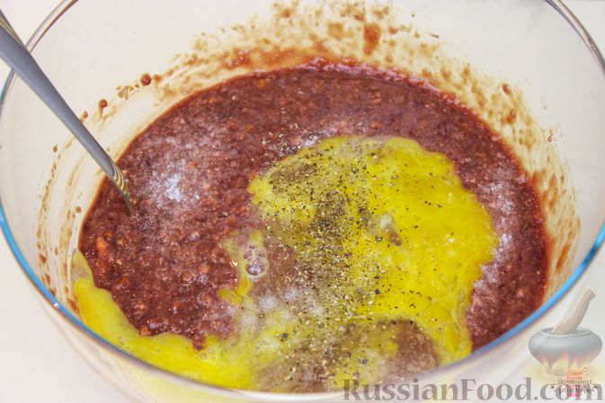 Фото приготовления рецепта: Печёночные оладьи с морковью и хлебом (без муки) - шаг №6