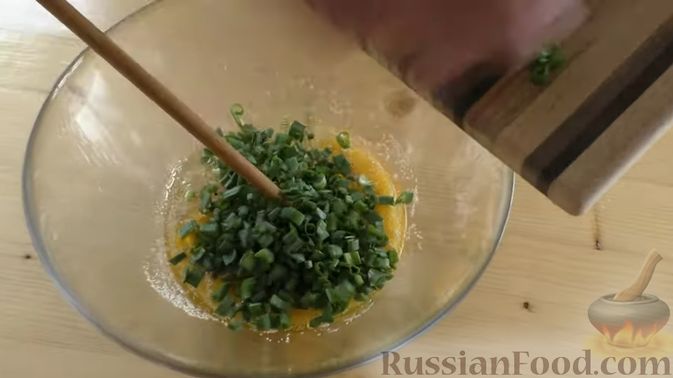 Фото приготовления рецепта: Жареные ленивые пирожки с зеленым луком - шаг №3