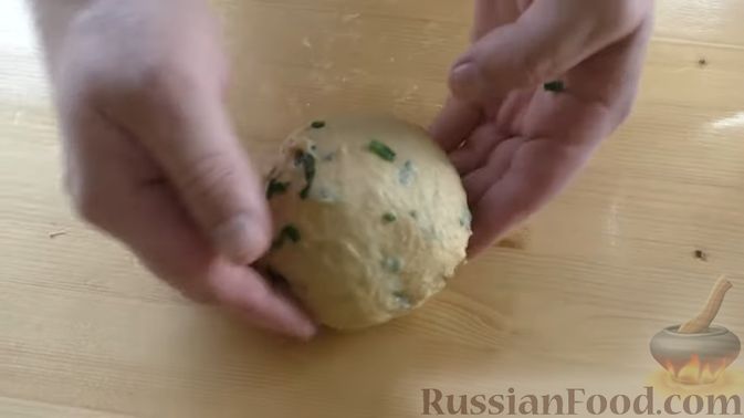 Фото приготовления рецепта: Жареные ленивые пирожки с зеленым луком - шаг №5