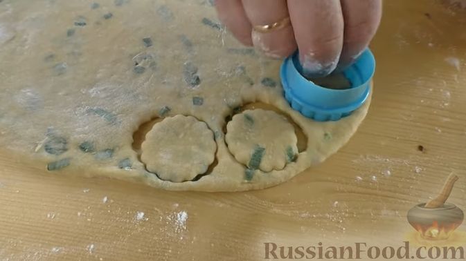 Фото приготовления рецепта: Жареные ленивые пирожки с зеленым луком - шаг №8