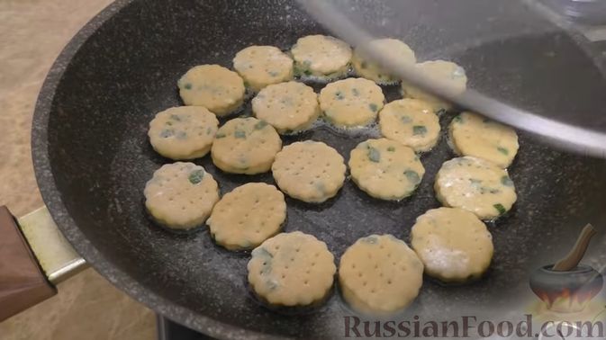 Фото приготовления рецепта: Жареные ленивые пирожки с зеленым луком - шаг №11
