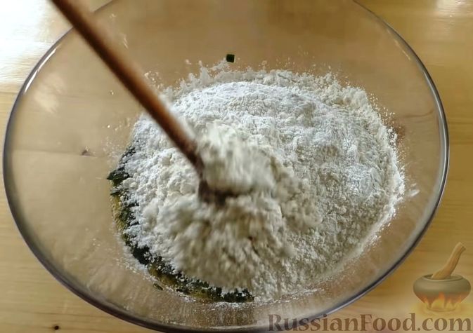 Фото приготовления рецепта: Жареные ленивые пирожки с зеленым луком - шаг №4
