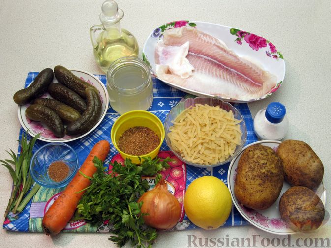 Фото приготовления рецепта: Рыбный суп с солеными огурцами и лапшой - шаг №1