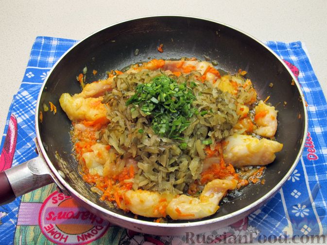 Фото приготовления рецепта: Рыбный суп с солеными огурцами и лапшой - шаг №8