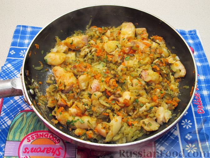 Фото приготовления рецепта: Рыбный суп с солеными огурцами и лапшой - шаг №9
