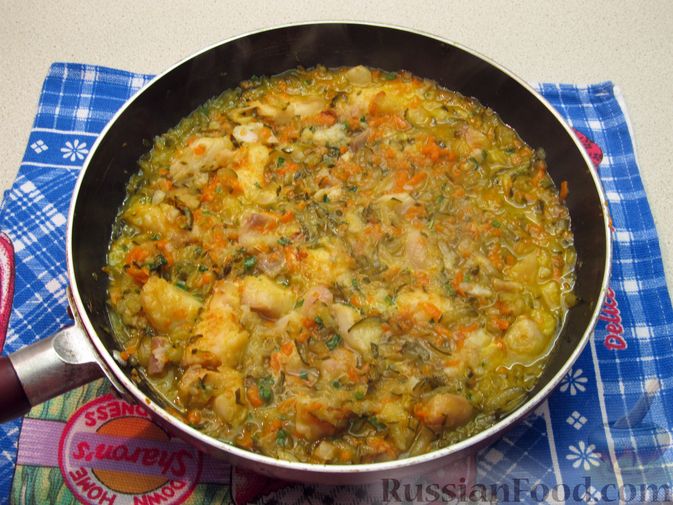Фото приготовления рецепта: Рыбный суп с солеными огурцами и лапшой - шаг №11